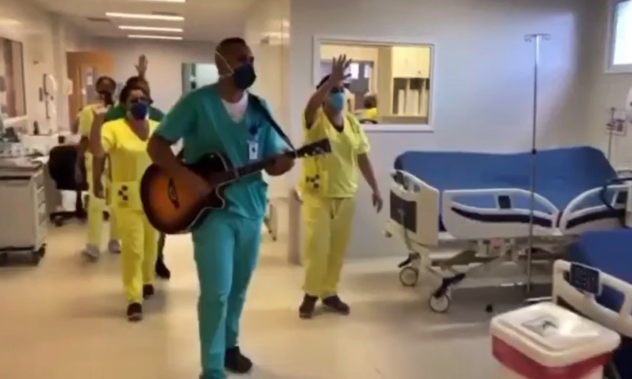Funcionários de Hospital de Maricá (RJ) cantam louvor para pacientes internados com Covid-19 (vídeo) 8 enfermeiros che guevara