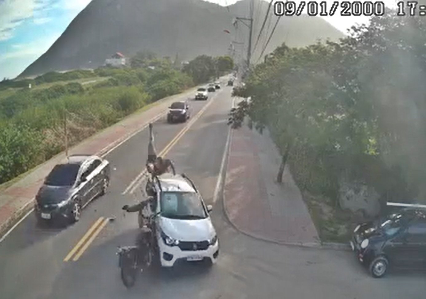 Itaipuaçu: Câmera flagra grave acidente no Recanto (vídeo) 7 grave acidente recanto itaipuacu