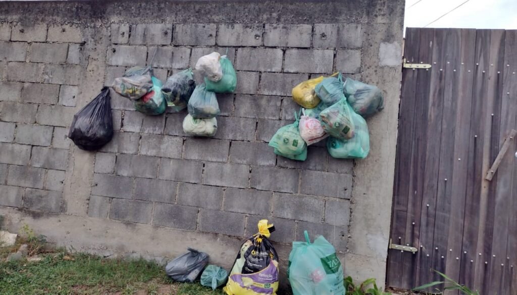 Moradores de Maricá voltam a sofrer com problemas na coleta de lixo 7 lixo rua argentina jacaroa