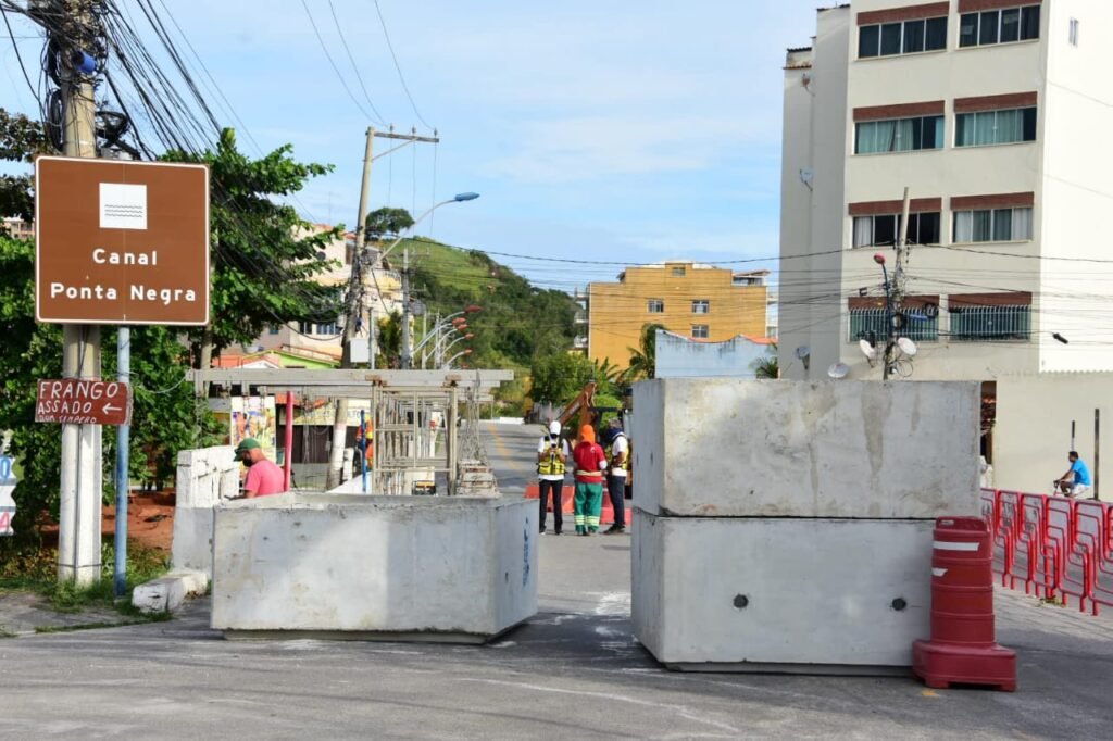 Maricá: Manilhas são instaladas para impedir passagem de veículos pesados na ponte de Ponta Negra 10 manilhas ponta negra ponte
