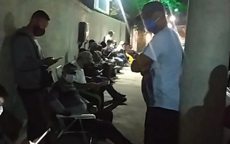 Maricá: Com medo de perder vacina, idosos dormem na fila de unidades de saúde 6 7DE12306 5238 48B8 871A ED643473F5F6