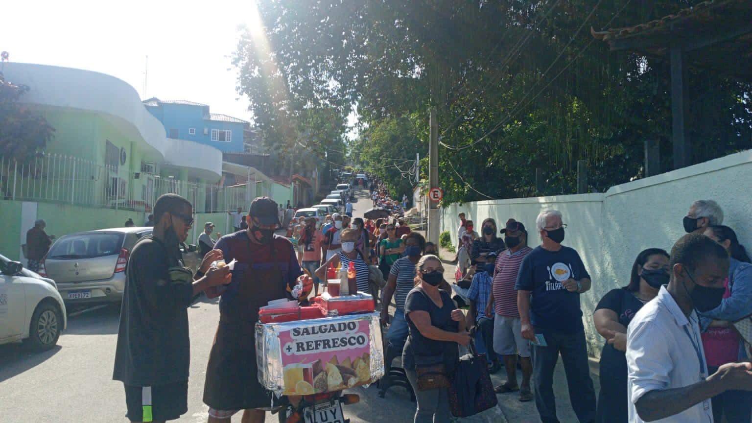 Maricá: Posto de saúde central tem enorme fila para vacinação contra Covid 9 9F695A2E 2397 4111 998D D3CBF0DFDB57