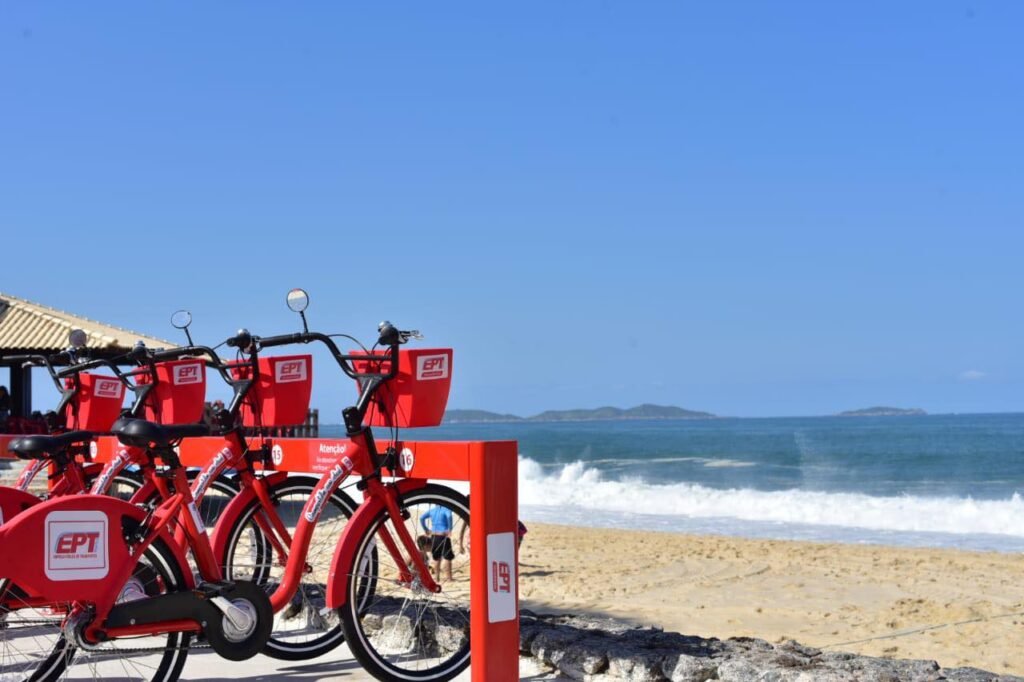 Itaipuaçu: Prefeito inaugura bicicletas compartilhadas vermelhinhas na orla 9 ept vermelhinhas orla