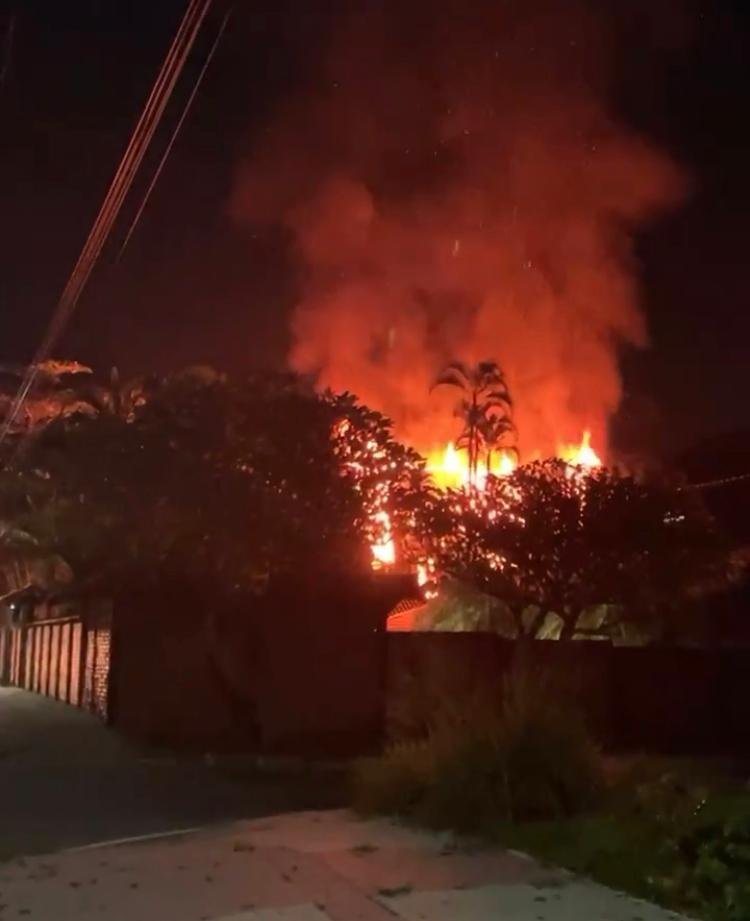 Itaipuaçu: Incêndio consome residência no Recanto 5 incendio recanto itaipuacu