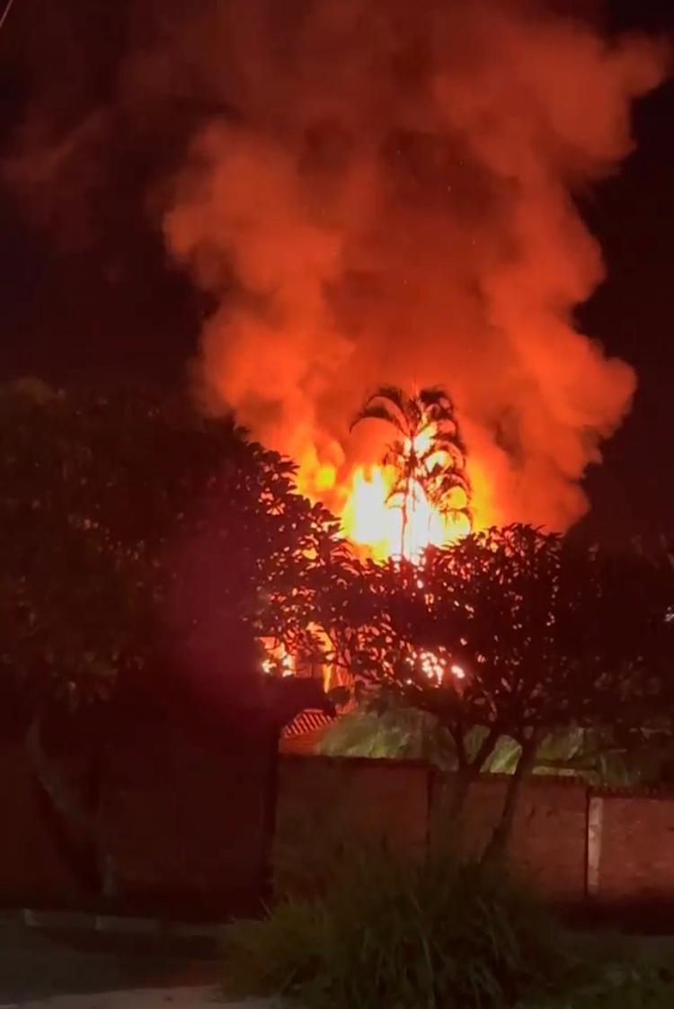 Itaipuaçu: Incêndio consome residência no Recanto 4 incendio recanto itaipuacu1