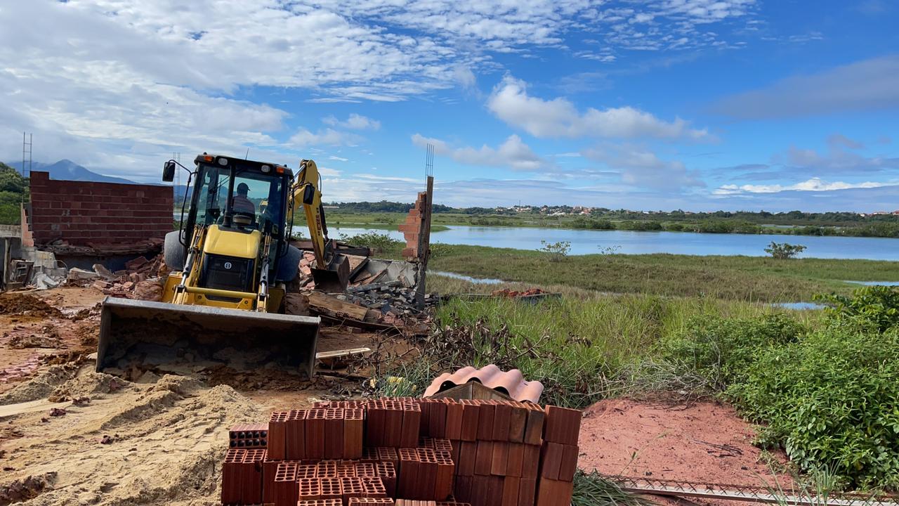 Maricá: Prefeitura derruba construção irregular em Bambuí 11 obra bambui