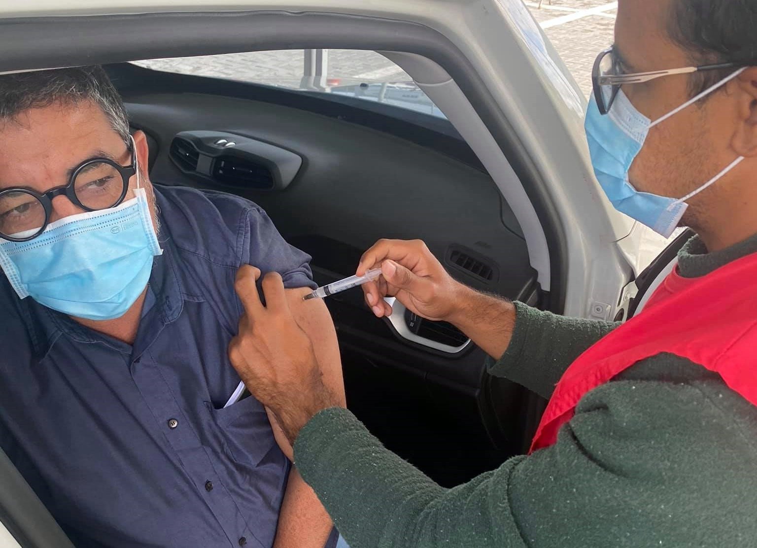 Ex-prefeito Quaquá é vacinado no Aeroporto de Maricá 8 quaqua vacinado