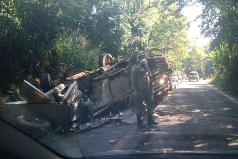 Maricá: Caminhão capota e deixa motorista ferido na RJ-106 10 92820701 6E53 476F BB4F 545F88726A6C