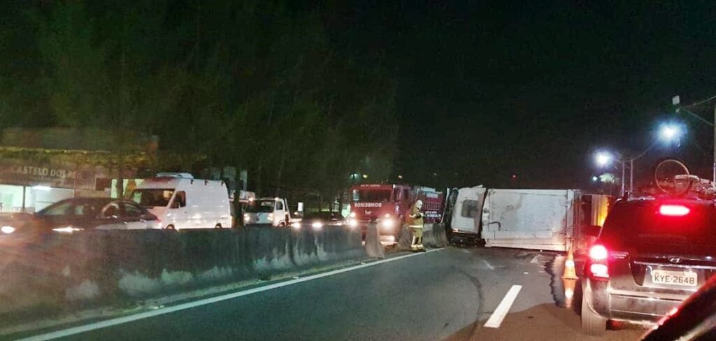 RJ-106: Caminhão de lixo tomba e complica o trânsito 8 acidente caminhao sao jose
