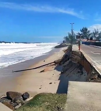 Ressaca destrói parte de calçada na orla da Barra de Maricá 9 barra calcada1