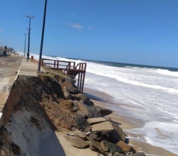Ressaca destrói parte de calçada na orla da Barra de Maricá 10 barra calcada2
