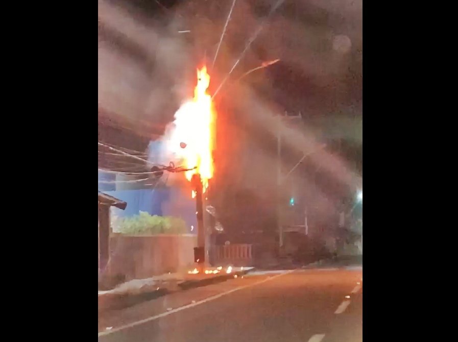 Incêndio em poste deixa moradores sem internet na região litorânea de Maricá 8 fogo poste cordeirinho