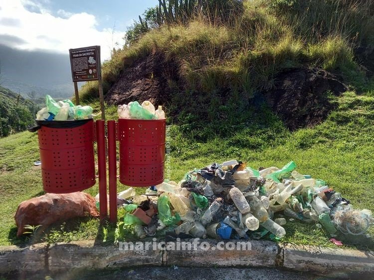 Maricá: Banhista retira grande quantidade de lixo da praia da Sacristia 9 lixo sacristia