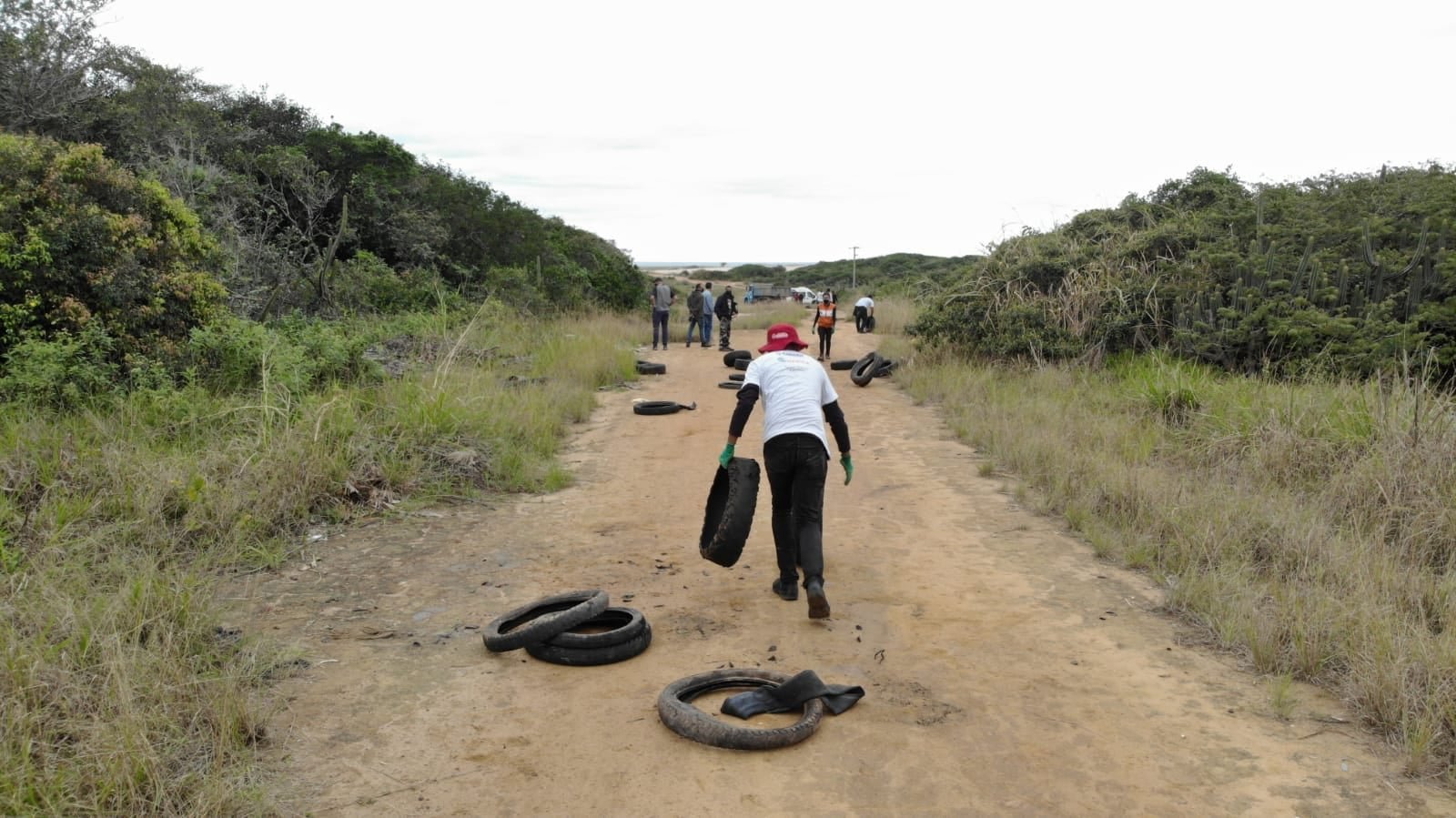Maricá: Ação retira pneus da restinga 8 pneus restinga de marica