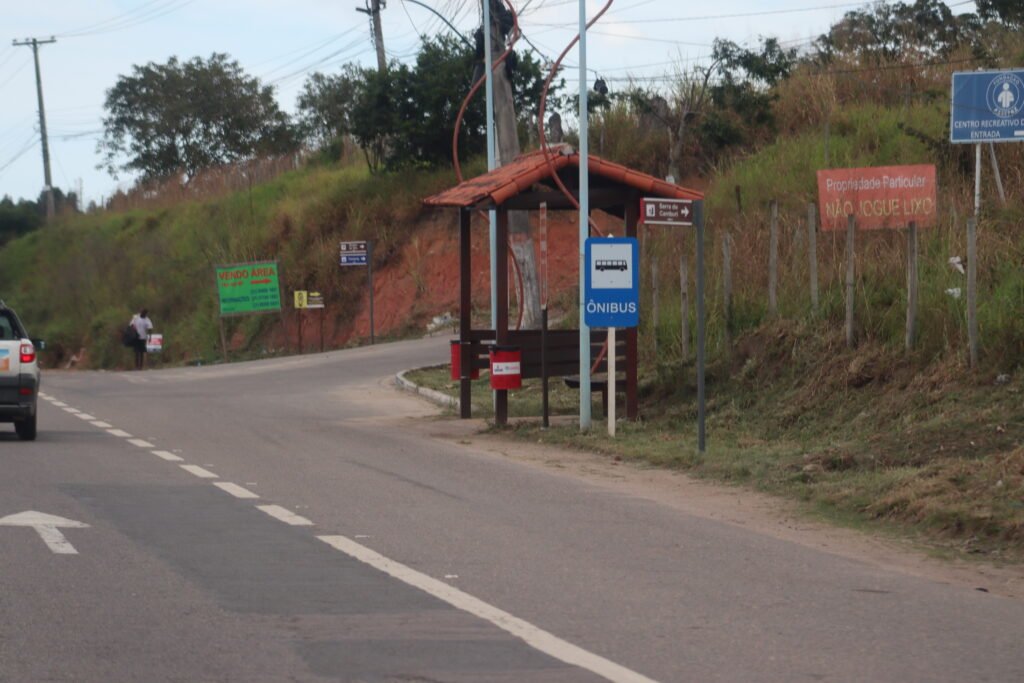 Maricá: Novos abrigos são instalados em pontos de ônibus na RJ-106 10 Ponto de onibus de madeira.