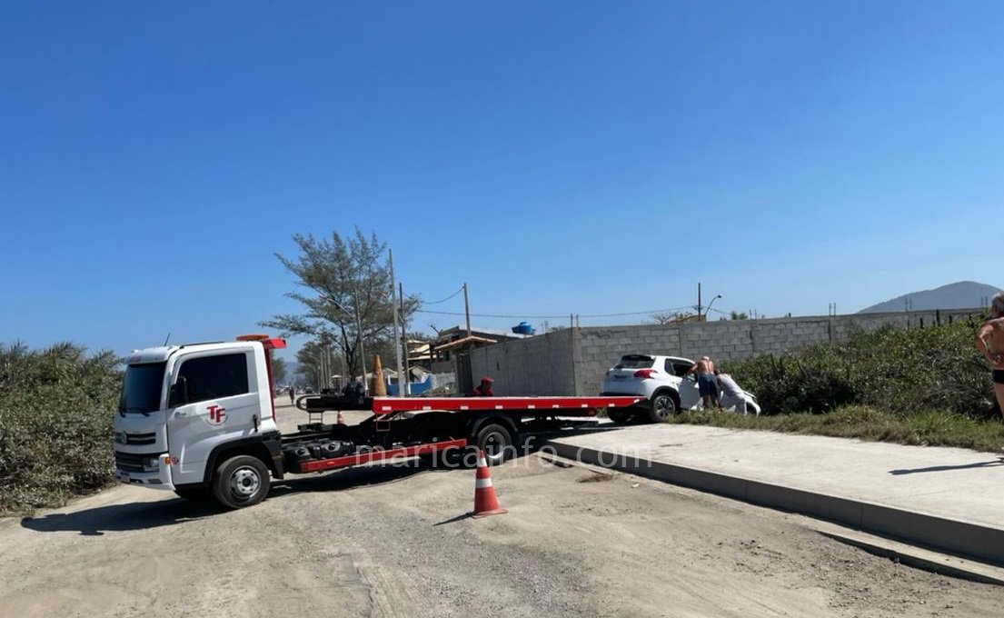 Motorista perde o controle e capota o veículo na Orla de Itaipuaçu 5 carro capota orla
