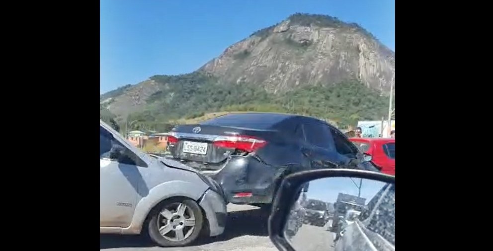 RJ-106: Engavetamento envolvendo seis carros causa lentidão no sentido Maricá 6 engavetamento rj106 sentido marica