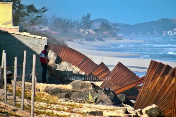 Perigo! Estacas de ferro voltam a aparecer em praia de Maricá (RJ) 7 estacas prancha marica litoral