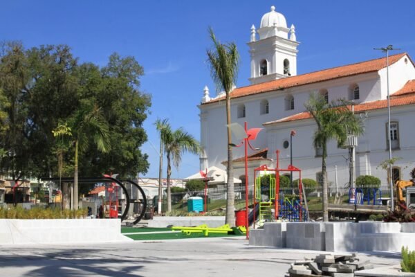 Prefeito de Maricá vistoria obras da Praça Orlando de Barros Pimentel 11 parquinho praca