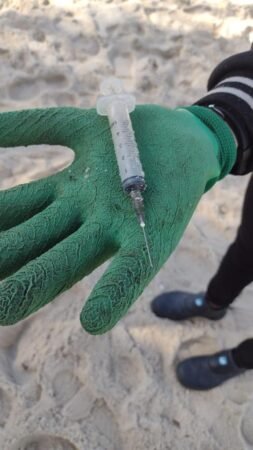 Maricá: Praia de Cordeirinho recebe ação de limpeza 9 seringa lixo praia