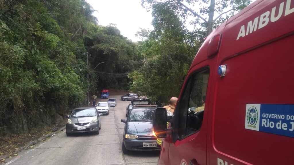 Itaipuaçu: Acidente envolvendo dois veículos interdita Serrinha 11 acidente itaipuacu serrinha