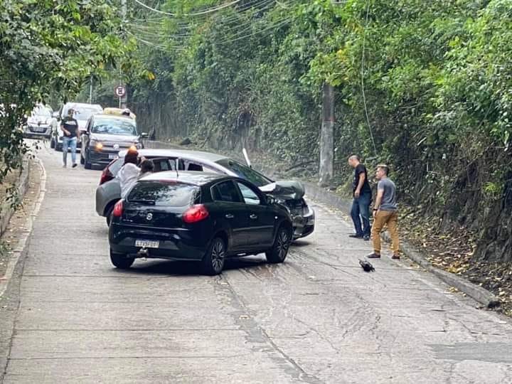 Itaipuaçu: Acidente envolvendo dois veículos interdita Serrinha 10 acidente serrinha itaipuacu