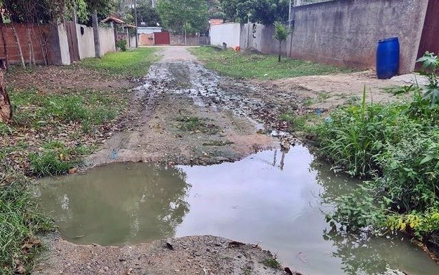 Itaipuaçu: Moradores denunciam vala no meio da rua 10 denuncia rua abandonada itaipuacu