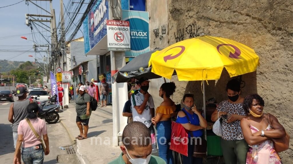 Maricá: Clientes passam calor e 'mofam' na fila da agência da Caixa Econômica 8 fila caixa marica calor