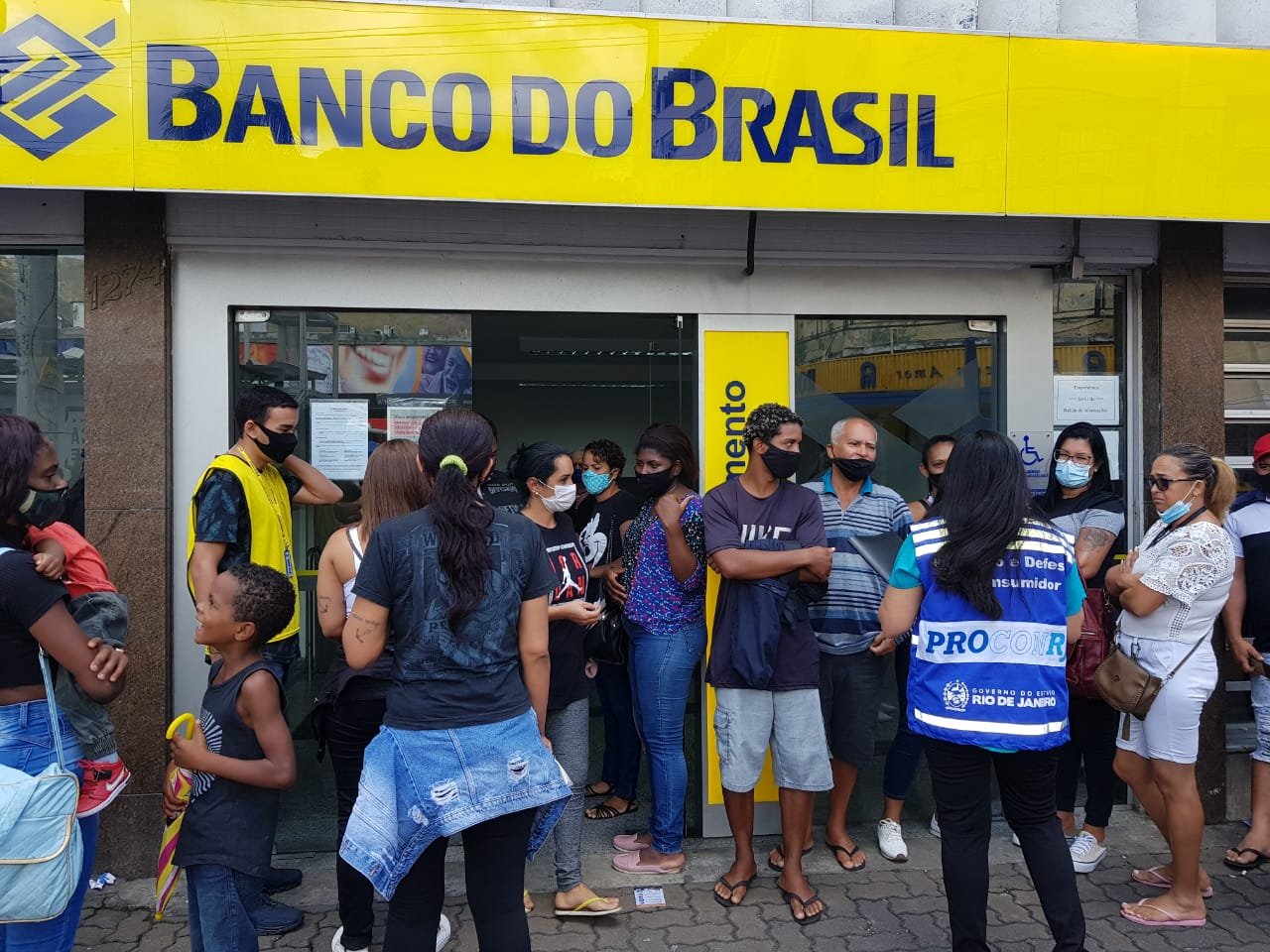 Maricá: Procon-RJ autua agências bancárias por demora no atendimento 8 operacao procon rj bancos