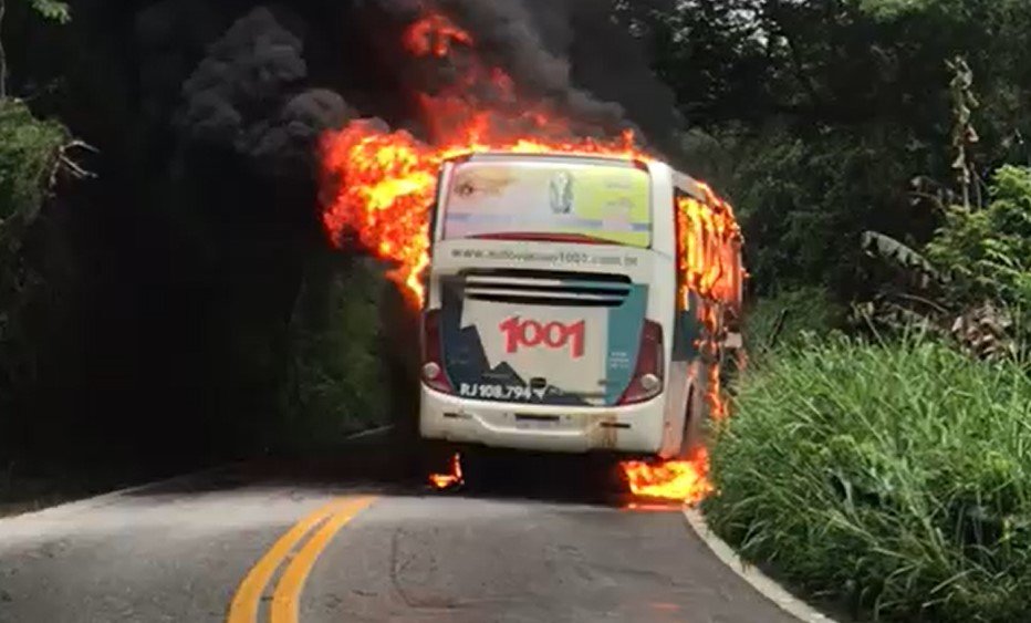 Acidente entre ônibus e carro deixa uma mulher ferida na RJ-106 7 acidente