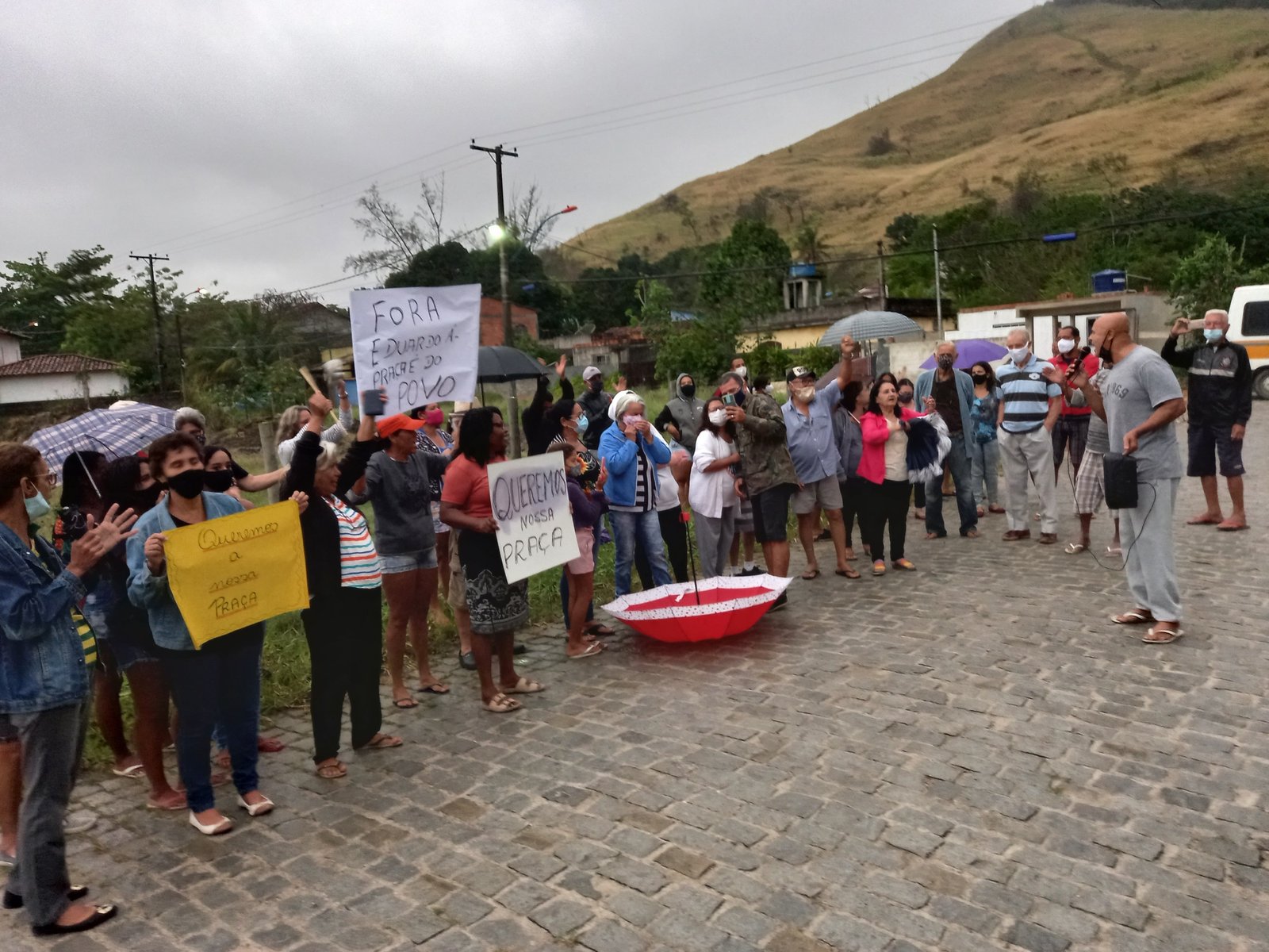 Maricá: Moradores de Chácaras de Inoã fazem manifestação pedindo retomada de obra de praça 6 manifestacao chacaras inoa