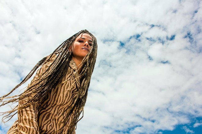 Cantora e compositora Márcia Guzzo homenageia a Praia de Itaipuaçu em novo videoclipe 8 marcia guzzo