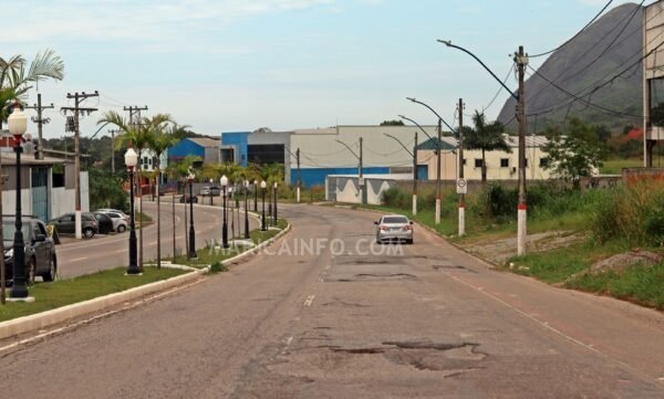 Itaipuaçu: Principal acesso sofre com crateras e remendos no asfalto 9 Avenida Gilberto Carvalho Entrada de Itaipuacu 2