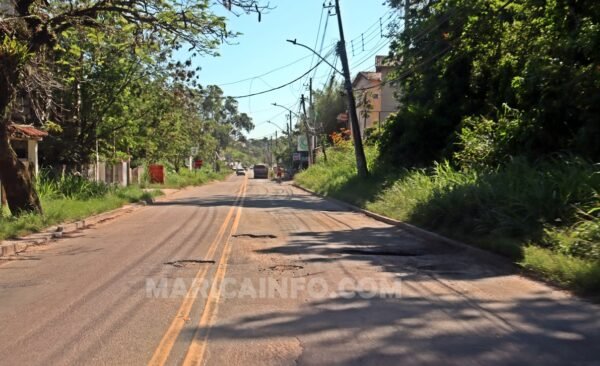 Itaipuaçu: Principal via sofre com buracos de ponta a ponta 10 Estrada de Itaipuacu Buraco 16 11 21