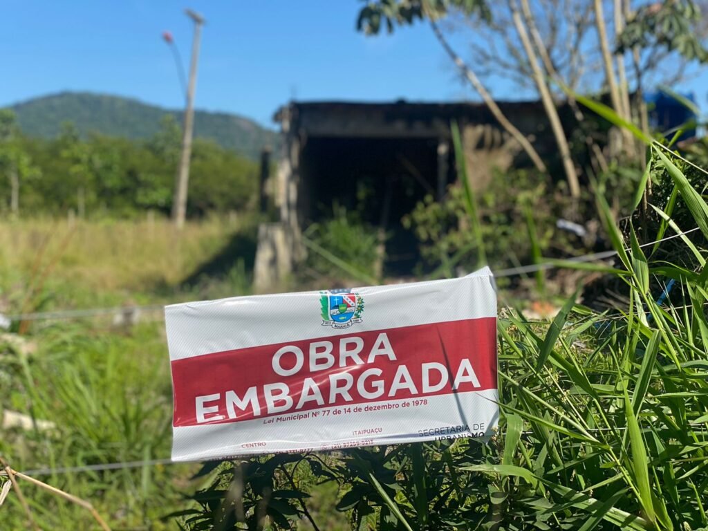 Maricá: Prefeitura demole construção abandonada 9 obra embargada inoa