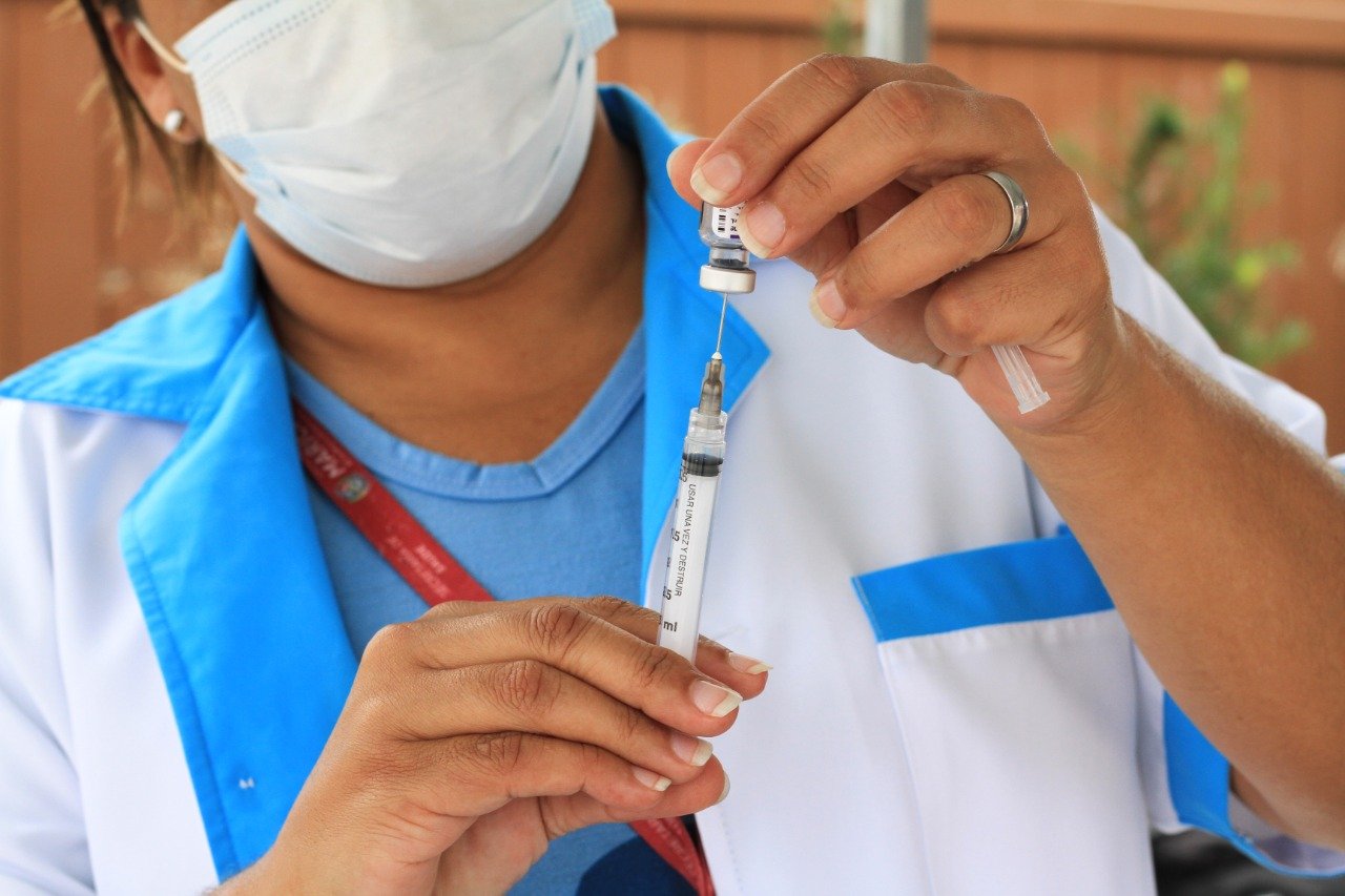 Maricá inicia aplicação da segunda dose de reforço em idosos com 80 anos ou mais 4 vacina