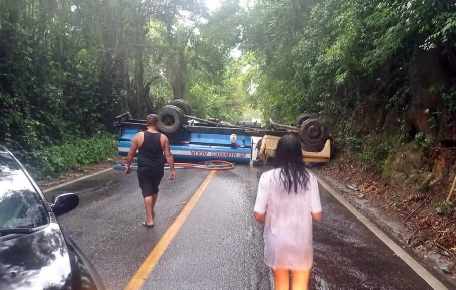 RJ-106: Abandono do Estado causa caos no trânsito na saída para festas de fim de ano 8 acidente caminhao rj106