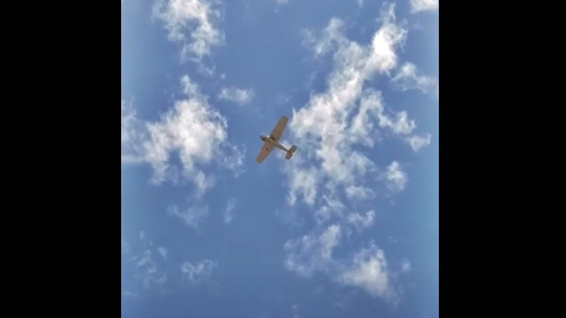 Itaipuaçu: Moradores avistam 'avião de som' fazendo propaganda (vídeo) 10 aviao de som itaipuacu