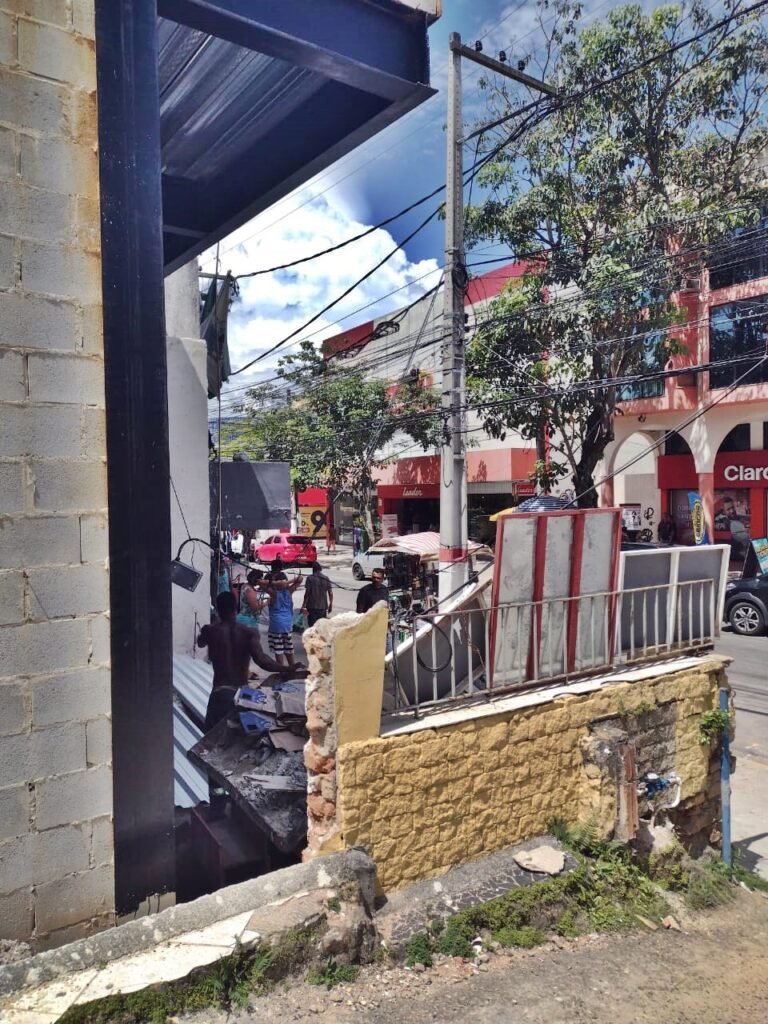 Maricá: Obra no Centro coloca trabalhadores e pedestres em perigo 11 obra centro 2