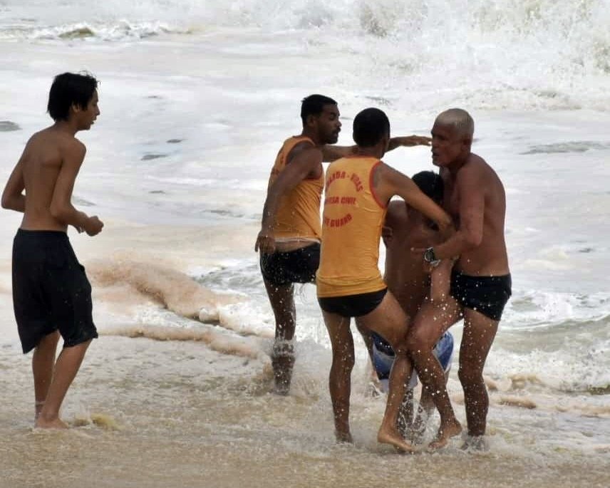 Maricá: Guarda-vidas resgatam jovem de afogamento 9 resgate barra marica