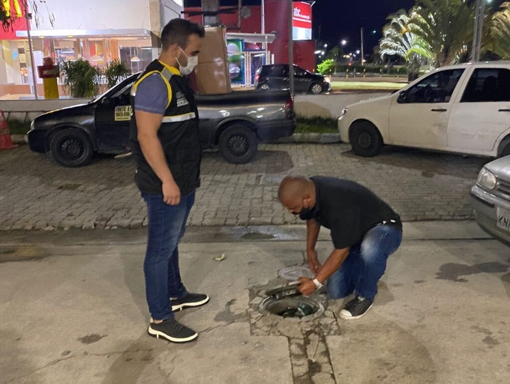 Maricá: Após denúncias de combustível adulterado, posto tem bombas lacradas na RJ-106 8 tanque problema