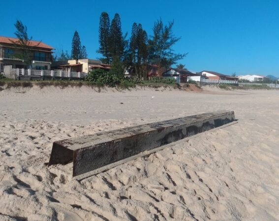 Perigo! Estacas de ferro voltam a aparecer em praia de Maricá (RJ) 8 estacas prancha marica praia