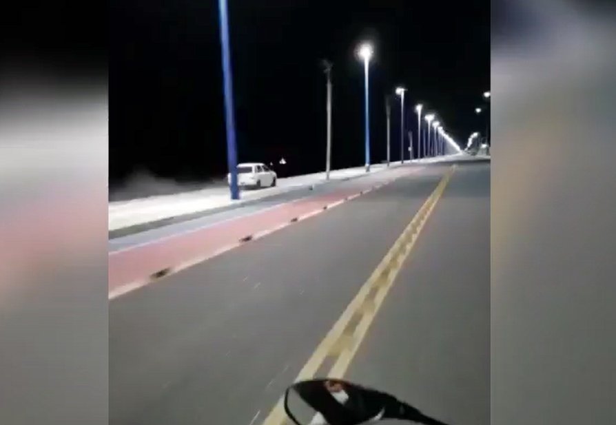 Itaipuaçu: Carro é flagrado em alta velocidade no calçadão da orla (vídeo) 8 itaipuacu orla carro calcada