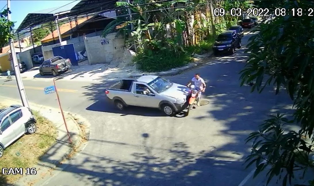 Itaipuaçu: Câmera de segurança registra acidente entre carro e moto em cruzamento 8 acidente cruzamento ita
