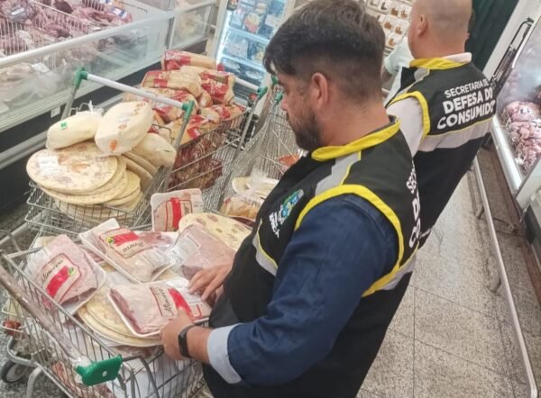 Maricá: Fiscalização descarta cerca de 200kg de alimentos fora da validade em supermercado 7 alimentos descarte