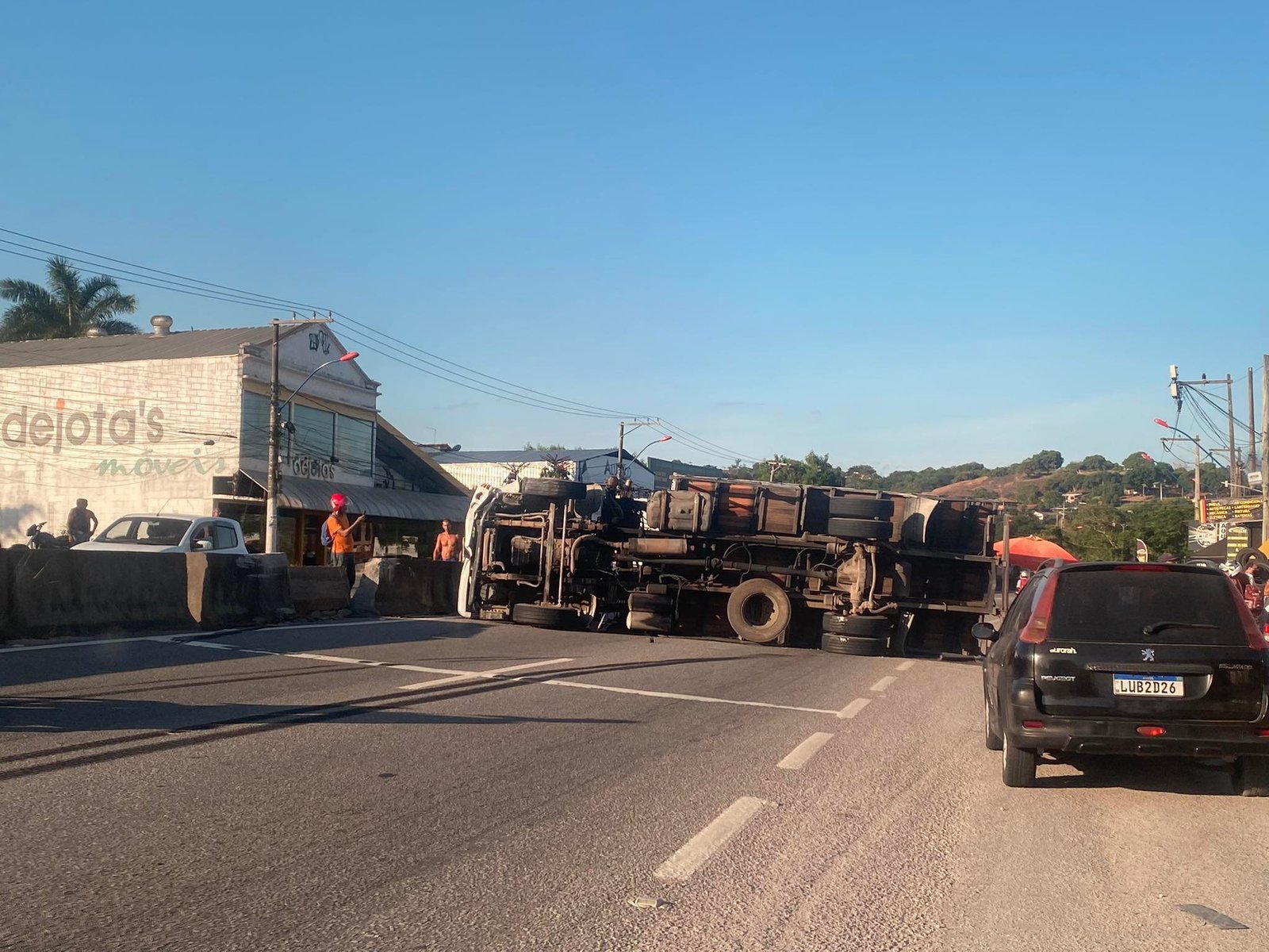 Maricá: Caminhão tomba e interdita pistas da RJ-106 7 caminha tombado