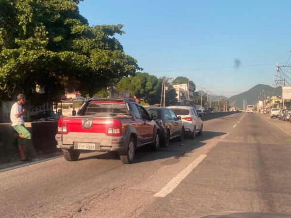 Maricá: Caminhão tomba e interdita pistas da RJ-106 8 engavetamento