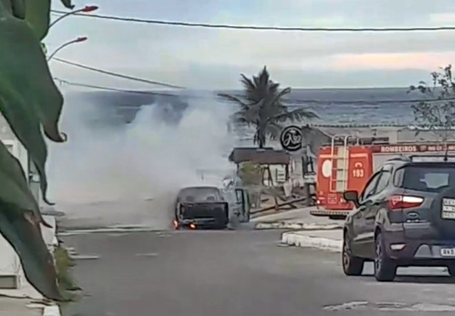 Carro fica destruído após incêndio na região litorânea de Maricá 8 incendio carro cordeirinho