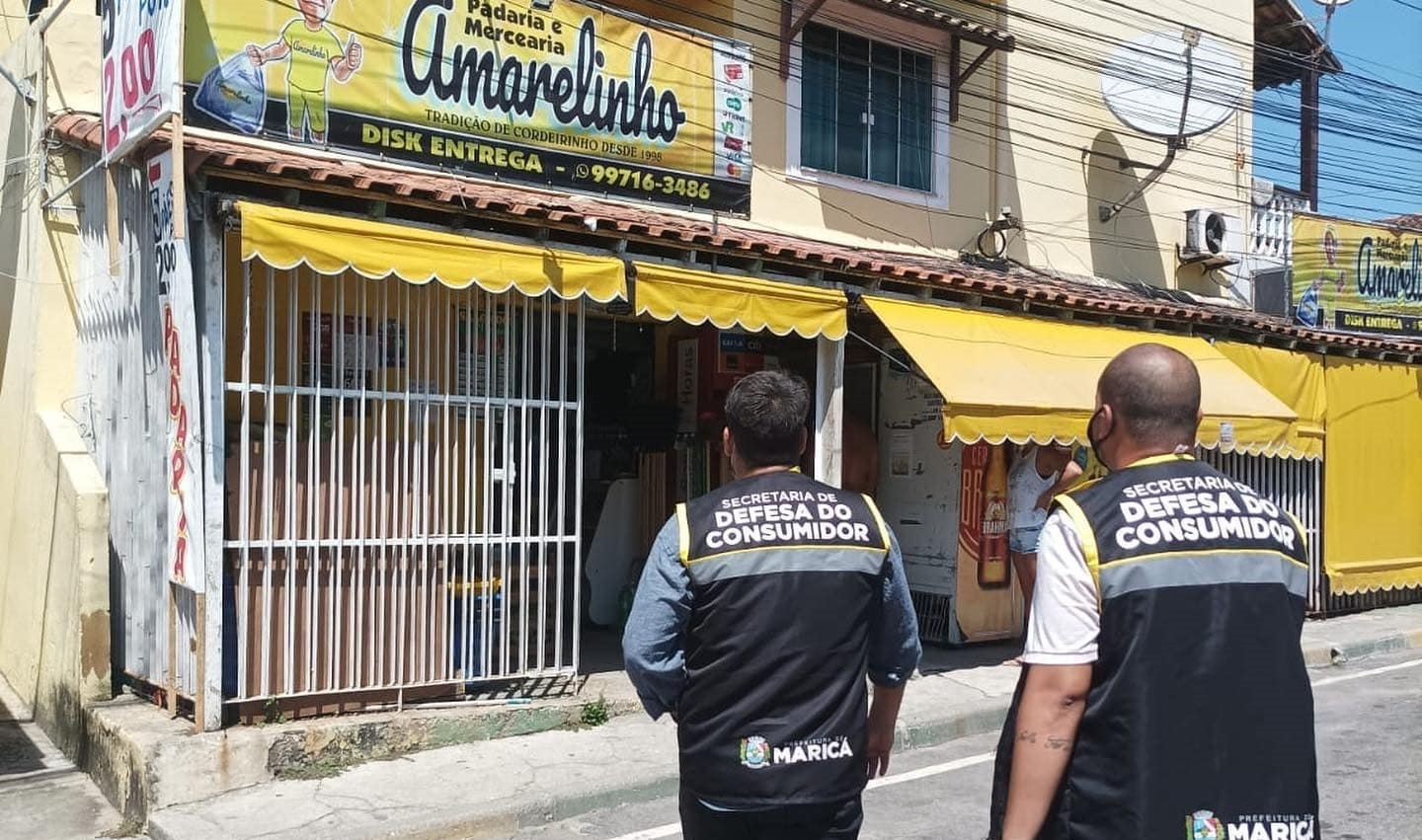 Procon encontra produtos vencidos à venda em minimercado em Maricá 7 procon marica cordeirinho