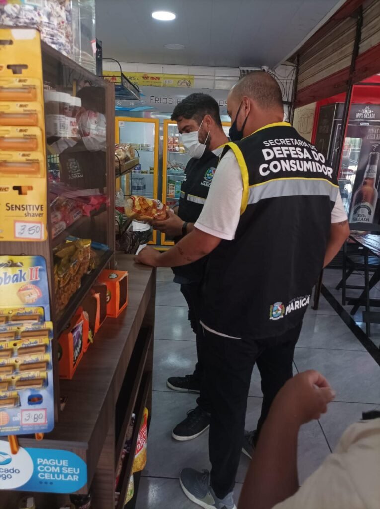 Procon encontra produtos vencidos à venda em minimercado em Maricá 8 produtos vencidos